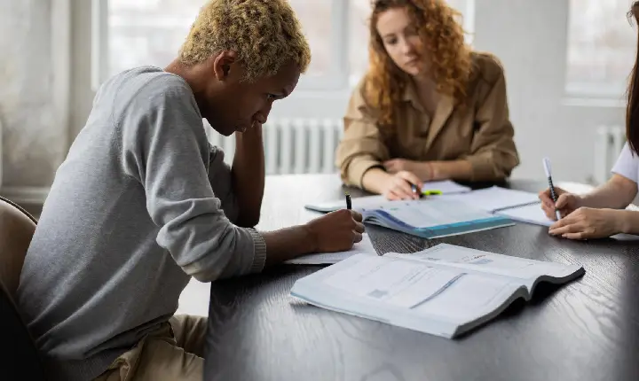 Percentual de jovens nem-nem no Brasil cai para 22,4%, mostra estudo