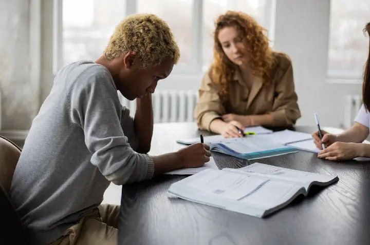 Percentual de jovens nem-nem no Brasil cai para 22,4%, mostra estudo