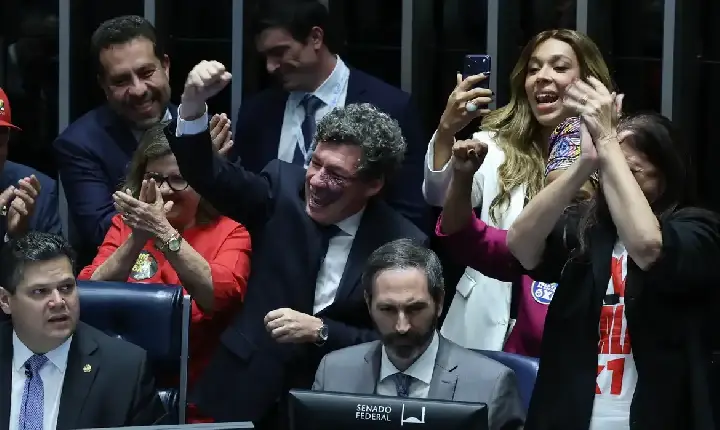 SENADO APROVA FIM DA ESCALA 6X1 E GARANTE DOIS DIAS DE FOLGA POR SEMANA