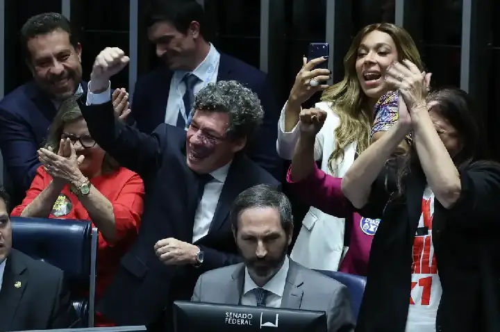 SENADO APROVA FIM DA ESCALA 6X1 E GARANTE DOIS DIAS DE FOLGA POR SEMANA
