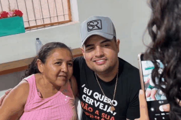 Tarcísio do Acordeon entrega mais de 15 toneladas de alimentos em Campos Sales