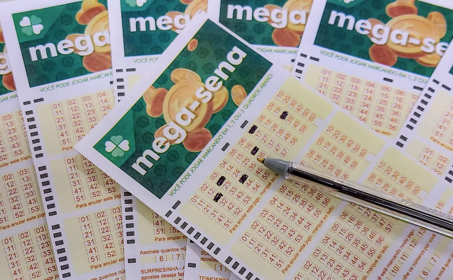 MEGA-SENA ACUMULA R$ 305 MILHÕES, E PRÊMIO PODERIA RENDER MAIS DE R$ 1,8 MILHÃO POR MÊS NA POUPANÇA