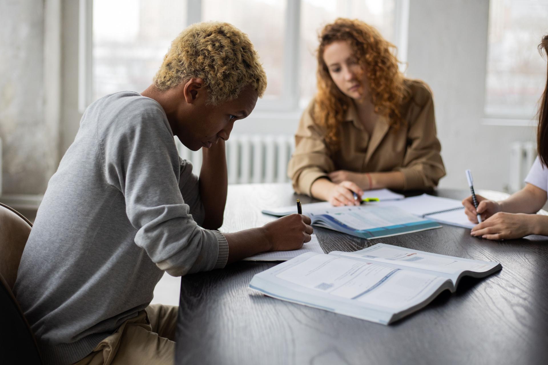 Percentual de jovens nem-nem no Brasil cai para 22,4%, mostra estudo