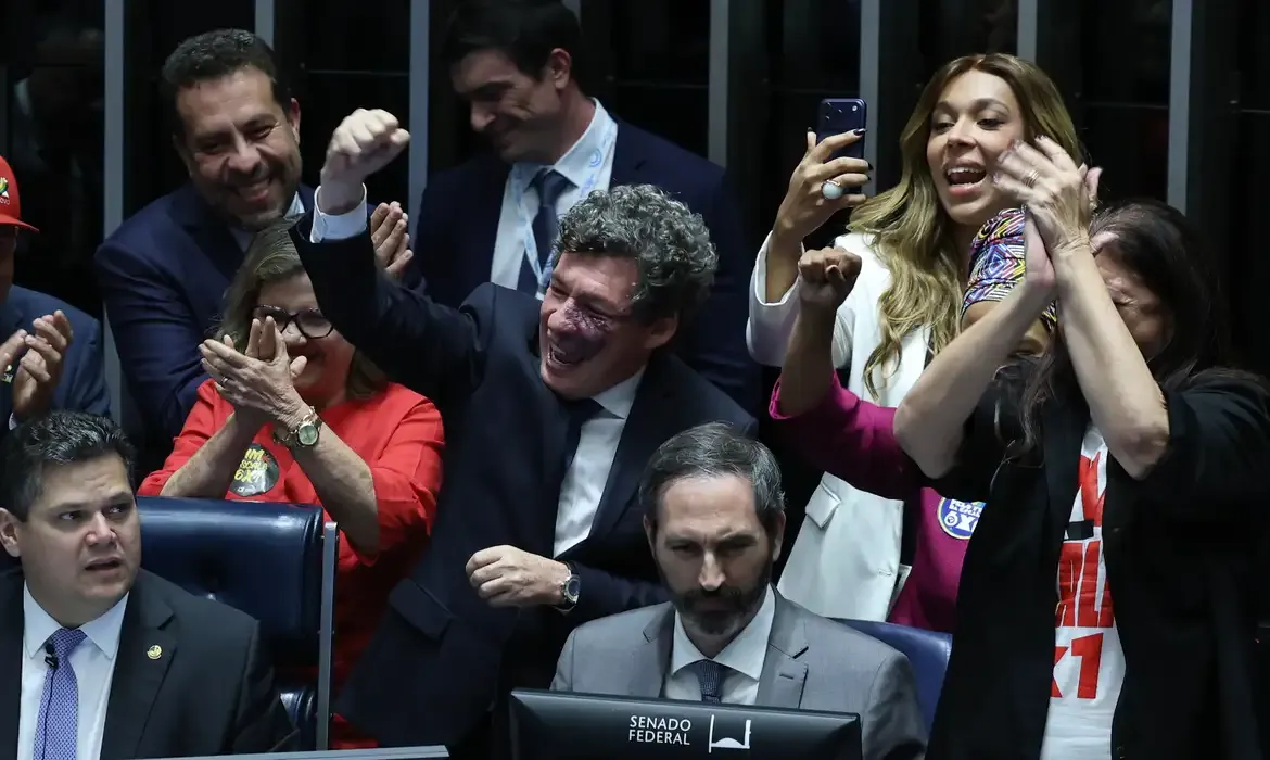 SENADO APROVA FIM DA ESCALA 6X1 E GARANTE DOIS DIAS DE FOLGA POR SEMANA